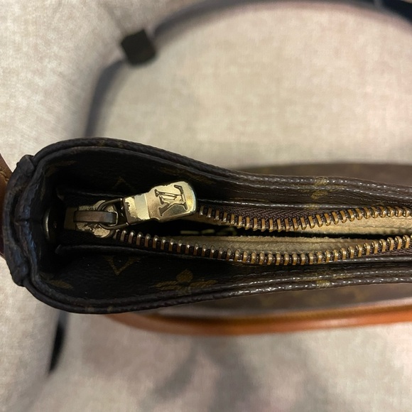 Louis Vuitton Looping GM Monogram Tote - Picture 4 of 9